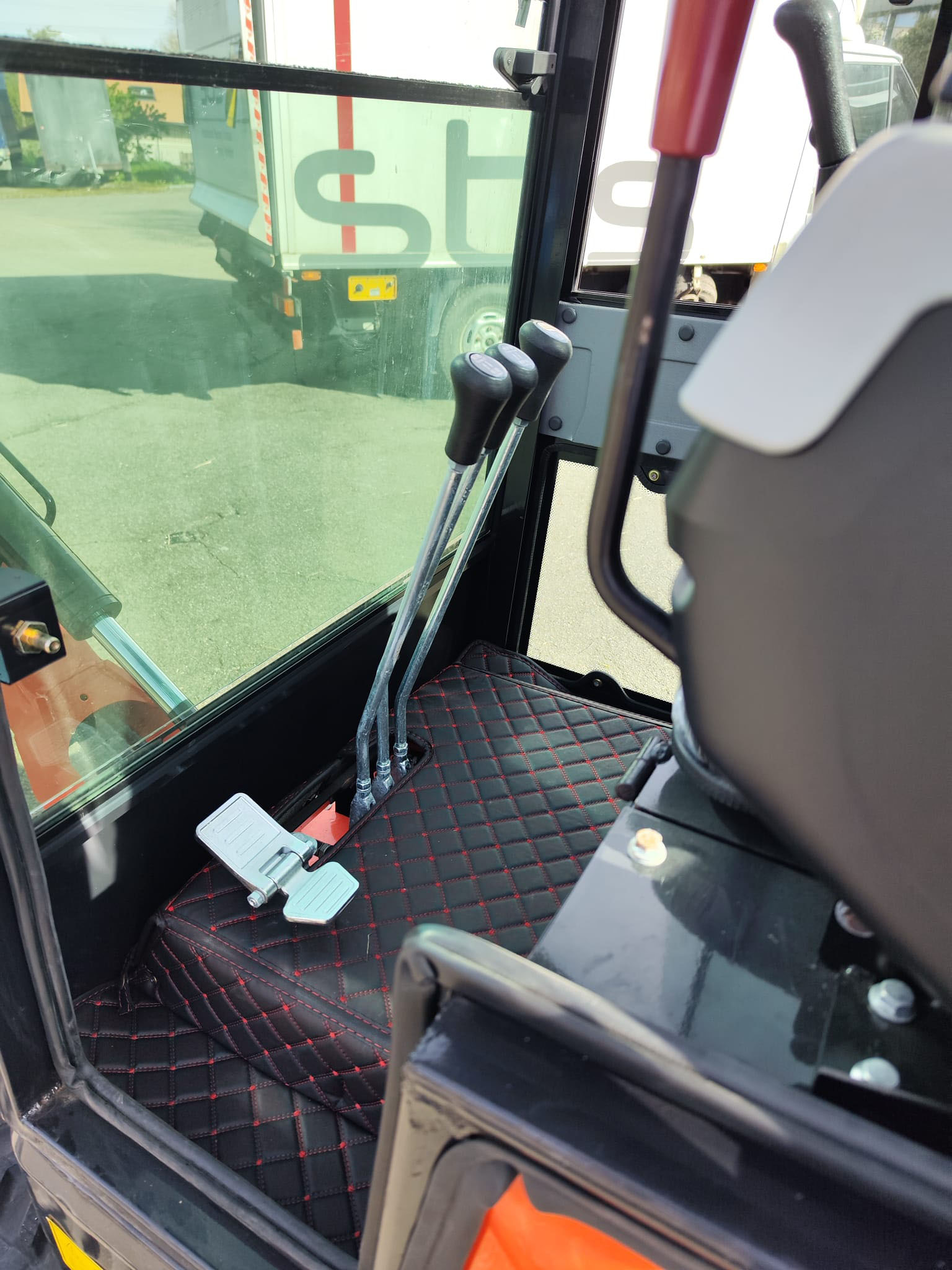 Minibagger 1.8t mit geschlossener Kabine Minibagger 1.8t mit geschlossener Kabine